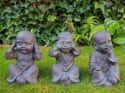 Horen zien zwijgen beeldjes – Boeddha Shaolin monnikjes horen/zien/zwijgen donkergrijs hoogte 30cm