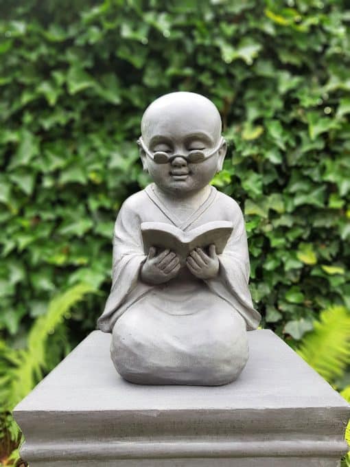 Shaolin monnik boeddha beeld met boek grijs 42cm 3
