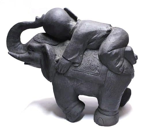Shaolin monniken beeld – donker grijs shaolin monnik op olifant 2
