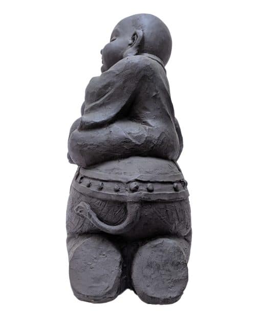 Shaolin monniken beeld – Donker grijs shaolin monnik op olifant 44 cm 3